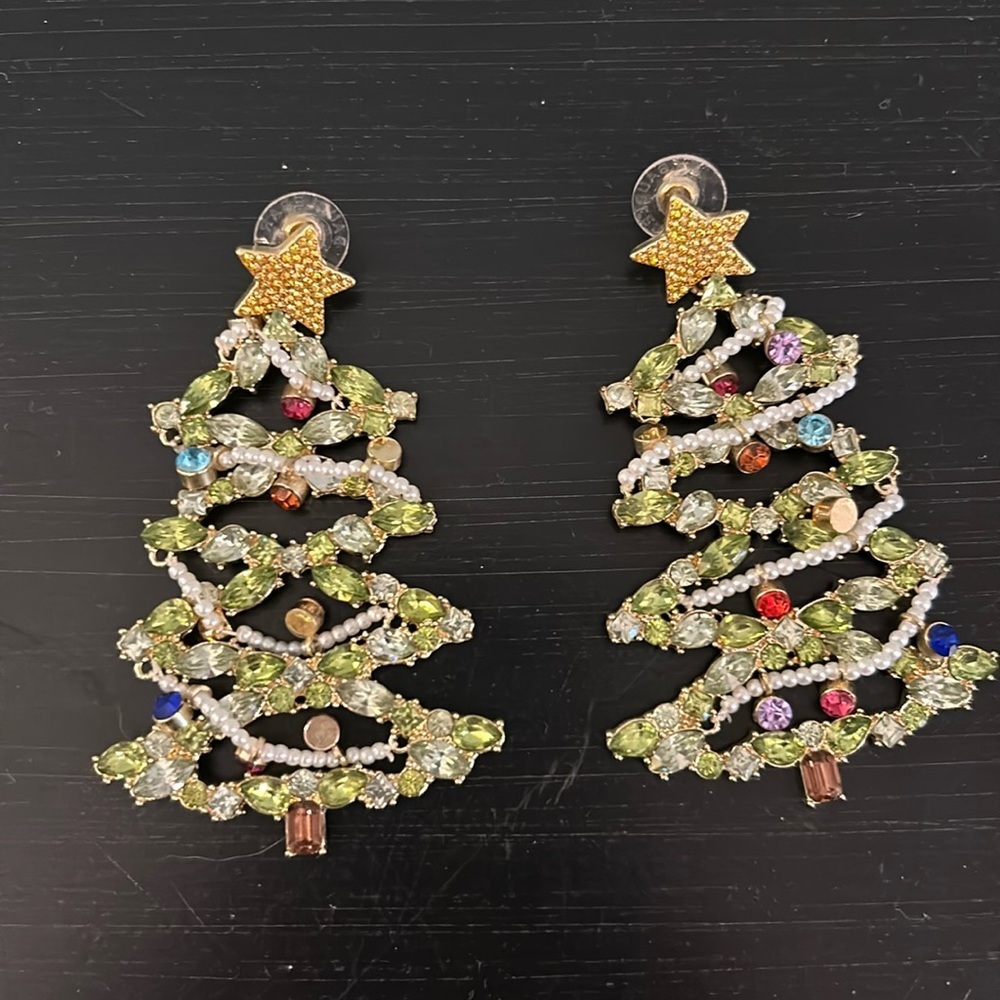 BaubleBar Christmas Tree earrings, beautiful for the holidays